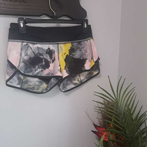 LuluLemon Speed Shorts Citron Tinted Canvas Sz 4 - Picture 6 of 9